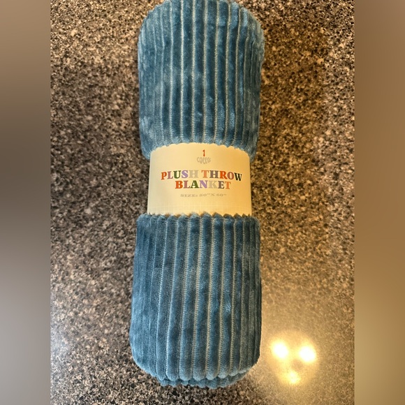 Plush Throw Blanket - Picture 3 of 5